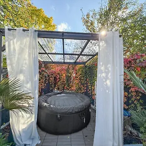 modern-2bed-pad-w-hot-tub.cambridgehotelsuk.com/